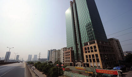 Công trình Dự án Apex Tower thành quán nhậu, hàng rửa xe