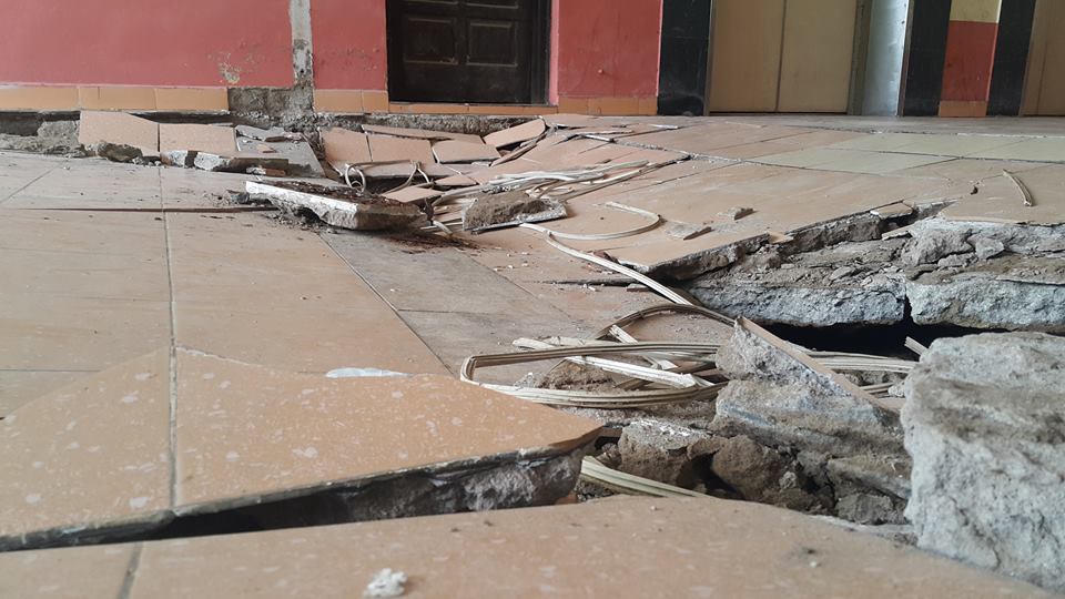 Dân chung cư hốt hoảng vì sàn nhà bất ngờ sập trong đêm