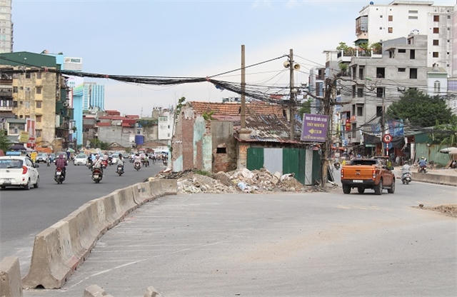 Ngôi nhà "dị thường" giữa lòng đường Trường Chinh 'cong mềm mại'