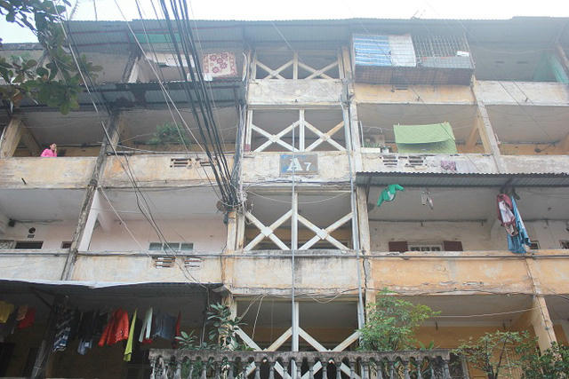 Hà Nội: Hàng trăm người run rẩy sống trong chung cư “tử thần”