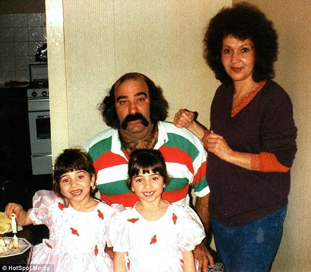 Hai chị em sinh đôi cùng yêu một người để cái gì cũng giống nhau