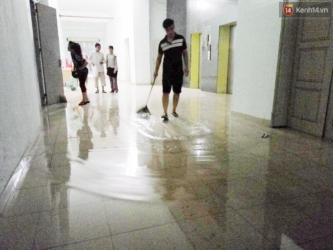 Nhiều ôtô, xe máy ngập gần 2 m trong hầm ở Sài Gòn