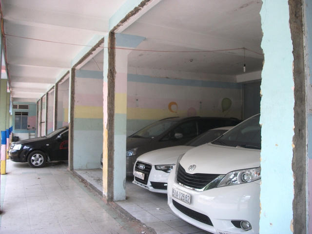 Dự án tỷ đô trên đất vàng TPHCM thành bãi gửi xe, nuôi gà