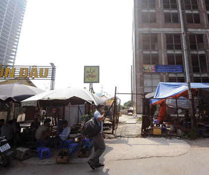 Công trình Dự án Apex Tower thành quán nhậu, hàng rửa xe