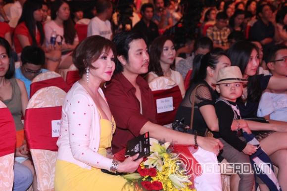 Người tình U60 thắm thiết cùng Vũ Hoàng Việt đi xem ca nhạc