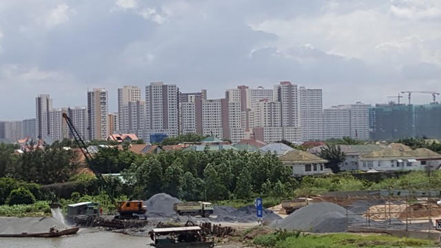 
Đâu đâu ở khu Đông cũng thấy dự án BĐS quy mô lớn triển khai xây dựng ngày đêm.
