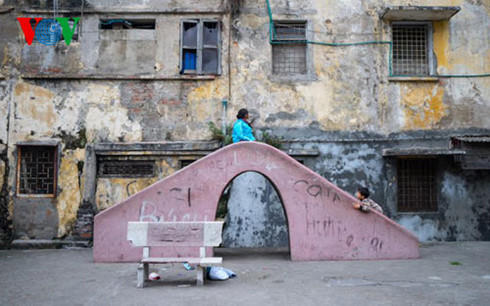 Người dân Hà Nội thấp thỏm sống ở chung cư xuống cấp nghiêm trọng