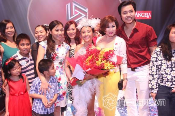 Người tình U60 thắm thiết cùng Vũ Hoàng Việt đi xem ca nhạc