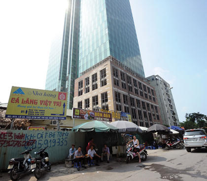 Công trình Dự án Apex Tower thành quán nhậu, hàng rửa xe