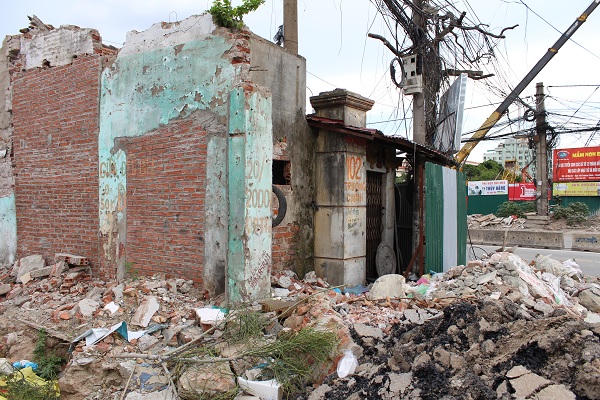 Ngôi nhà "dị thường" giữa lòng đường Trường Chinh 'cong mềm mại'