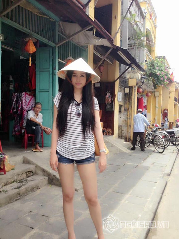 Mai Phương Thúy gây sốt với quần ngắn cũn 6