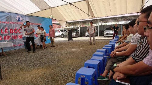 "Nhà mua mà cứ như đi... ăn trộm"