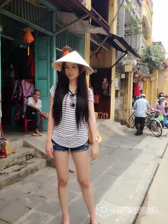 Mai Phương Thúy gây sốt với quần ngắn cũn 7