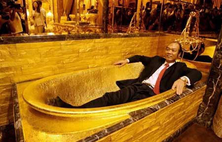 Lóa mắt với bồn cầu vàng ròng nguyên khối