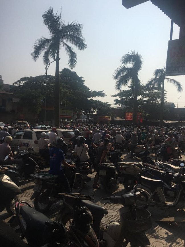 Kẹt xe kinh hoàng: Vì sao Cầu Tó "thất thủ"?