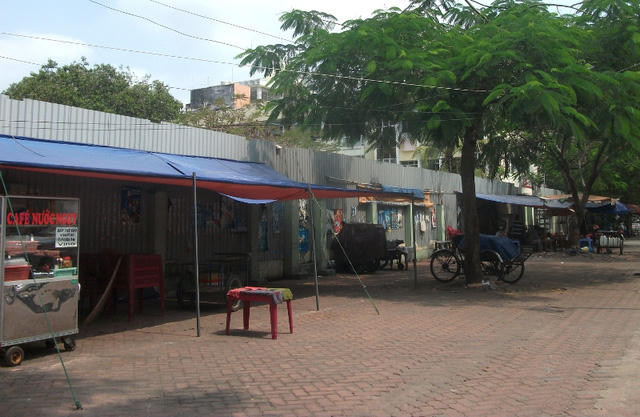 Dự án tỷ đô trên đất vàng TPHCM thành bãi gửi xe, nuôi gà