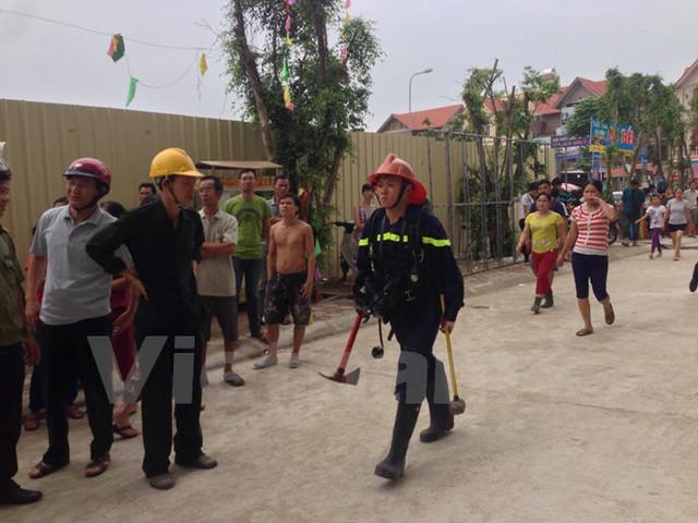 Cảnh sát chữa cháy phải dùng búa, rìu để phá cửa giải cứu những người bị mắc kẹt trong tòa nhà.