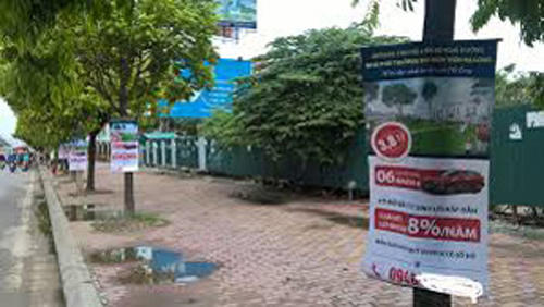 Không khó để bắt gặp những tấm banner như thế này.