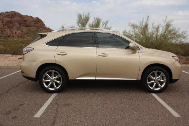 Xe Lexus của "ca sỹ" Lệ Rơi giá bao nhiêu?