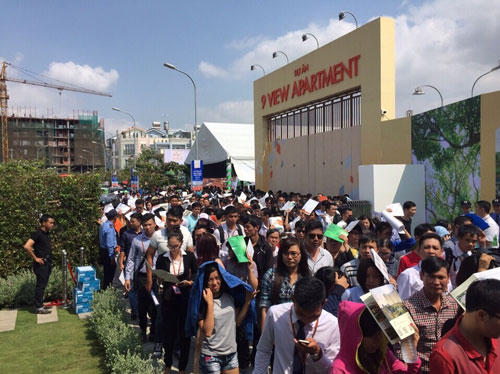 Chen nhau mua căn hộ đồng giá 880 triệu đồng