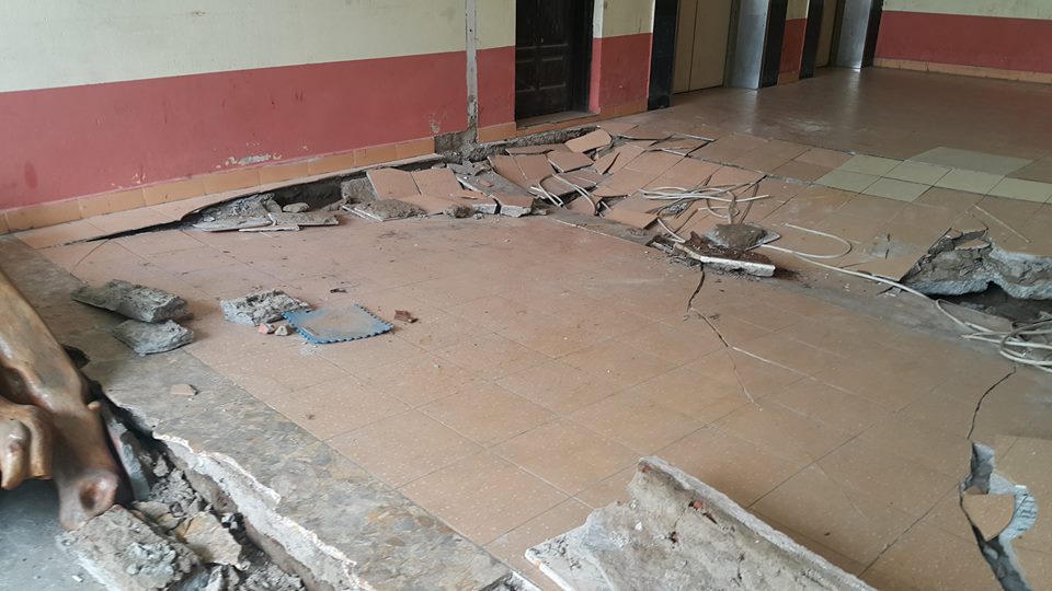 Dân chung cư hốt hoảng vì sàn nhà bất ngờ sập trong đêm