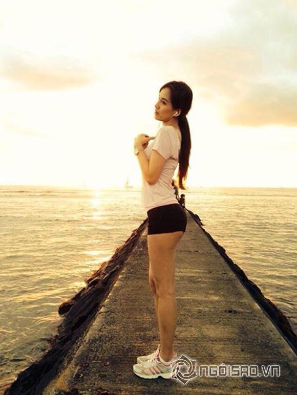 Mai Phương Thúy gây sốt với quần ngắn cũn 1