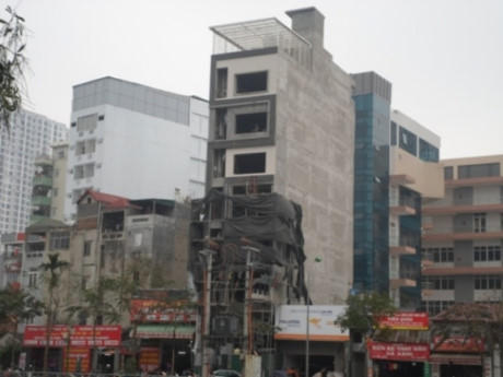 Dự án Tincom Pháp Vân chiếm dụng lòng đường: Xe chở vật liệu, bê tông tươi vẫn thách thức cơ quan chức năng!