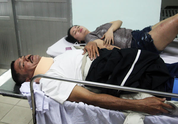 Hơn 10 nạn nhân được chuyển đến các bệnh viện tại TP HCM. Bác sĩ Hoàng Văn Bảo, Trưởng tua trực cấp cứu Bệnh viện Nhân dân 115 cho biết, từ 20h đến 22h ngày 10/2, khoa cấp cứu tiếp nhận 5 nạn nhân trong vụ tai nạn. Nặng nhất là ông Ngô Văn Ngạch (60 tuổi, ngụ Cần Thơ), bị đa chấn thương, xuất huyết não, gãy đùi, xương chày phải& "Sau khi làm các xét nghiệm, băng bó vết thương, ông Ngạch đã được chuyển lên khoa hồi sức. Nạn nhân không đến nỗi nguy kịch", bác sĩ Bảo nói.