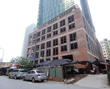 Công trình Dự án Apex Tower thành quán nhậu, hàng rửa xe