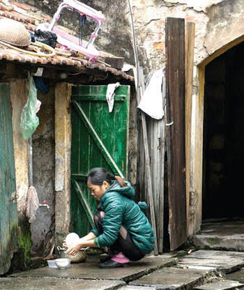 Người dân Hà Nội thấp thỏm sống ở chung cư xuống cấp nghiêm trọng