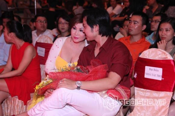 Người tình U60 thắm thiết cùng Vũ Hoàng Việt đi xem ca nhạc