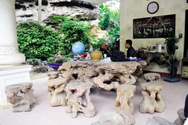 Giật mình trước những bộ bàn ghế xa hoa tiền tỷ khiến đại gia cũng phải choáng váng