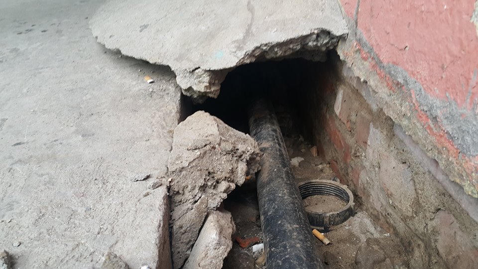 Dân chung cư hốt hoảng vì sàn nhà bất ngờ sập trong đêm