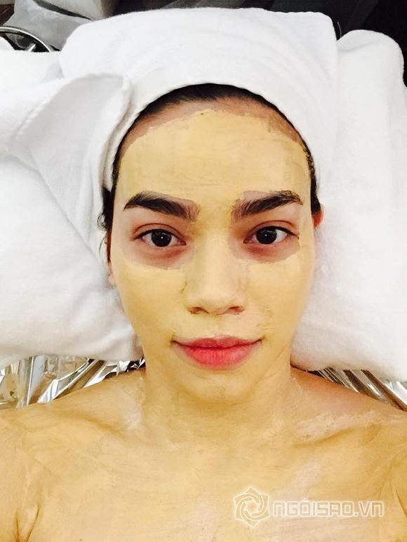 Hồ Ngọc Hà khoe đắp mặt nạ vàng xa xỉ Hồ Ngọc Hà khoe đắp mặt nạ vàng xa xỉ