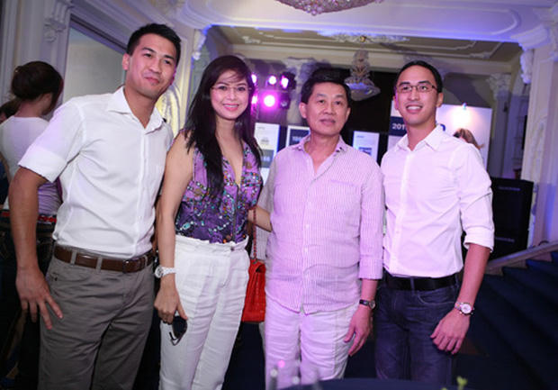 Cái vỗ vai động viên và cách dạy con kì lạ của "Vua hàng hiệu" Jonathan Hạnh Nguyễn