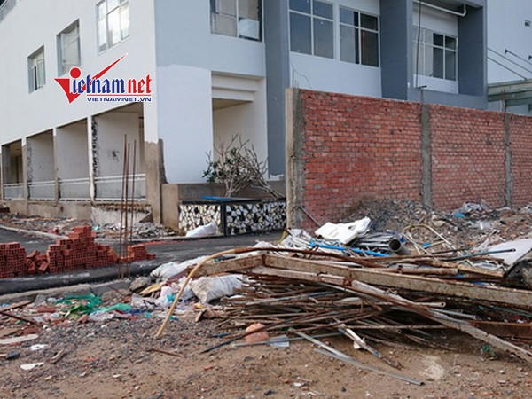 Ngôi nhà "dị thường" giữa lòng đường Trường Chinh 'cong mềm mại'