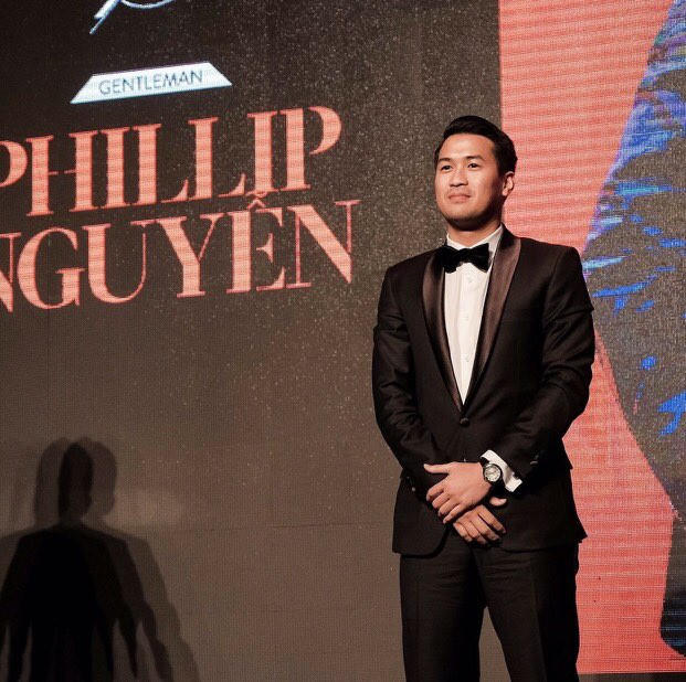 Cái vỗ vai động viên và cách dạy con kì lạ của "Vua hàng hiệu" Jonathan Hạnh Nguyễn