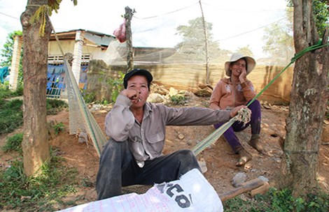 Nhiều người dân sau khi giải tỏa quay về cắt cỏ, nuôi dê tại khu vực dự án. Ảnh: LÊ PHI