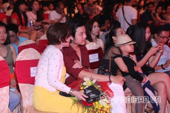 Người tình U60 thắm thiết cùng Vũ Hoàng Việt đi xem ca nhạc