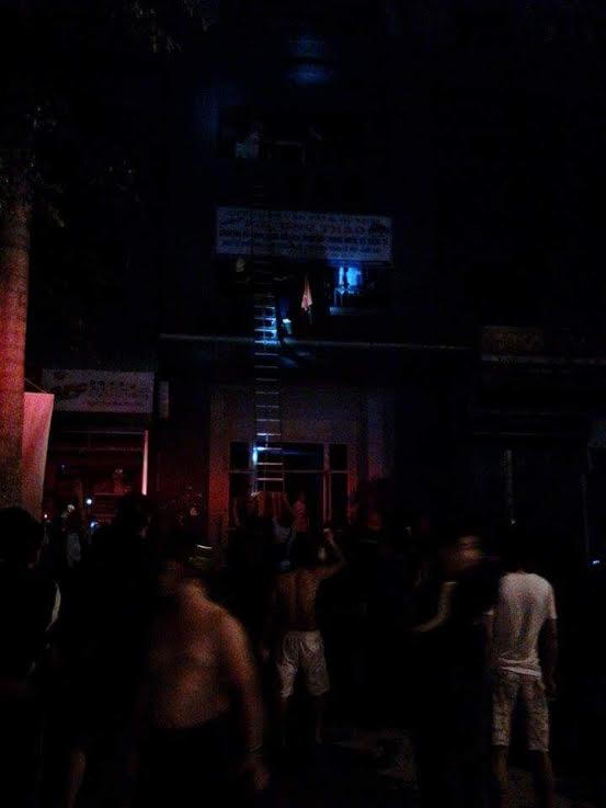 Cảnh người dân nhốn nháo khi vụ hoả hoạn xảy ra