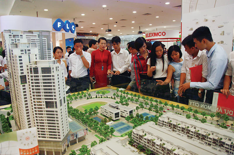 Siết tín dụng địa ốc: “Người ngoài cười nụ, người trong khóc thầm“