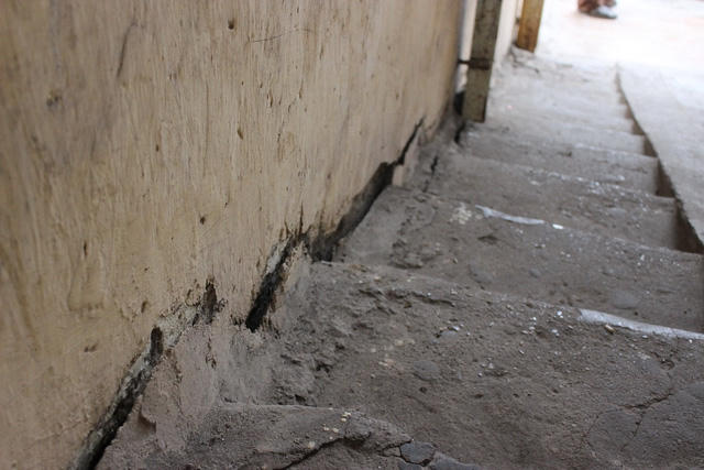 Hà Nội: Hàng trăm người run rẩy sống trong chung cư “tử thần”