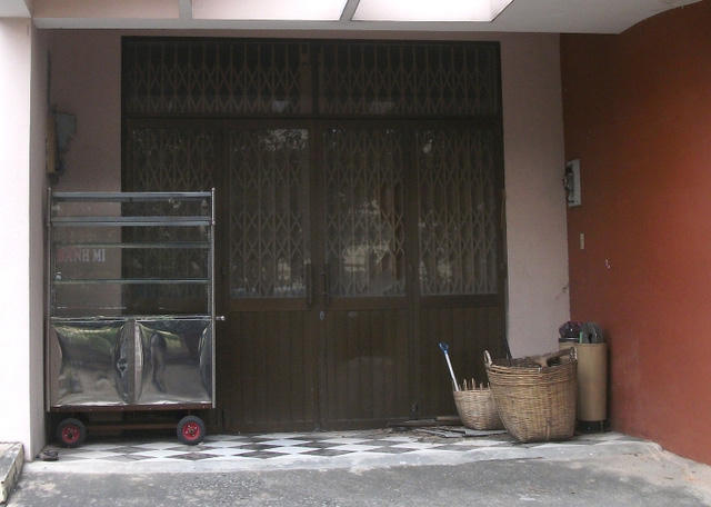 Việc đặt bàn ghế tiếp khách sát tường sẽ khiến cho người ngồi có cảm giác tù túng, gò bó.