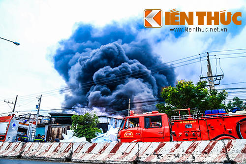 Cháy cực lớn ở Bình Dương, nhiều xe cứu hoả được điều động