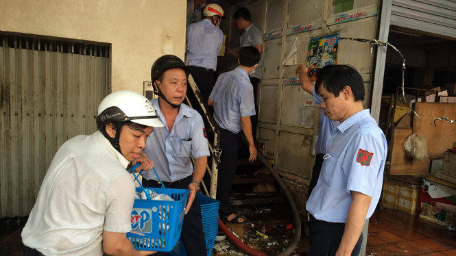 Cháy chợ thực phẩm An Đông, hàng trăm tiểu thương bỏ chạy 