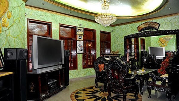 Phòng khách ở sảnh chính để anh có thể tiếp khách trong những buổi tiệc vui chơi cùng bạn bè Phòng khách ở sảnh chính để anh có thể tiếp khách trong những buổi tiệc vui chơi cùng bạn bè