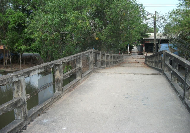 Dự án tỷ đô trên đất vàng TPHCM thành bãi gửi xe, nuôi gà