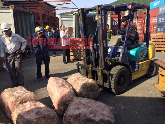 Tin chấn động: Phát hiện 1 tấn sừng tê giác, ngà voi 'cập cảng' Cát Tiên Sa của Việt Nam