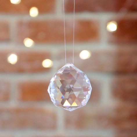 Treo đá quý ở cửa sổ là một mẹo phong thủy hóa giải năng lượng xấu 