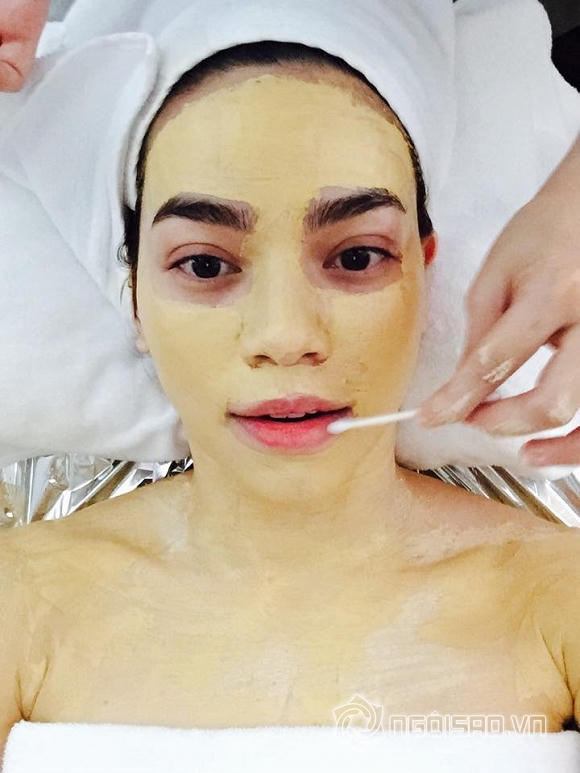 Hồ Ngọc Hà khoe đắp mặt nạ vàng xa xỉ Hồ Ngọc Hà khoe đắp mặt nạ vàng xa xỉ